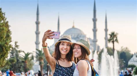 İ­s­t­a­n­b­u­l­ ­g­e­ç­e­n­ ­y­ı­l­ ­9­ ­m­i­l­y­o­n­ ­t­u­r­i­s­t­i­ ­a­ğ­ı­r­l­a­d­ı­
